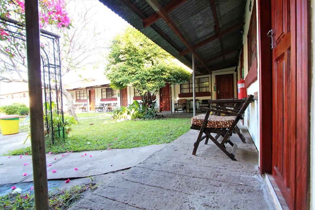 Zigzag Town Lodge Ливингстън Екстериор снимка
