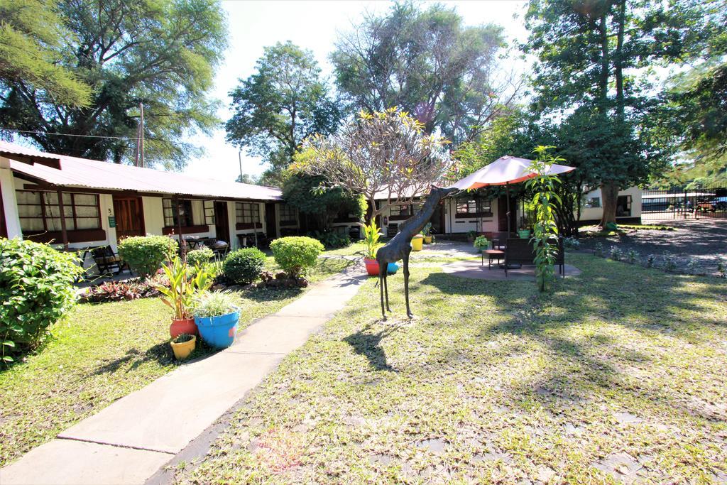 Zigzag Town Lodge Ливингстън Екстериор снимка